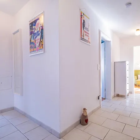 Charmante -altes Kino- 2sz-2bad-terrasse-netflix Apartment *